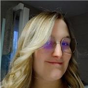 Étudiante donne cours de physique ou de physique de collège ou Lycée